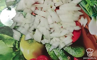 Как только картошка будет практически готова, нарезать лук и добавить к ней. Посолить по вкусу. Через 5 минут жареная картошка с луком будет готова.