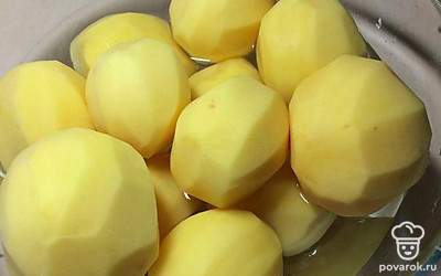 Картофель очистить от кожуры и вымочить в воде 2 часа. 