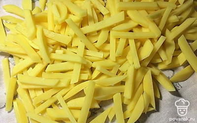 Нарезать соломкой, промыть и обсушить на полотенце. 