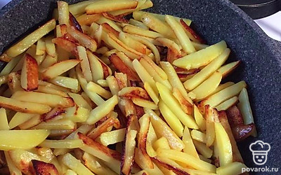 На сковороде разогреть масло, сразу добавить в масло соль и уже потом картофель. Первые 5-7 минут картофель не перемешивать. За все время жарки допустимо мешать 3-4 раза. Томить до готовности. 