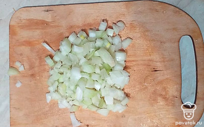 Лук нарезать небольшими кубиками.