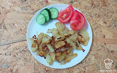 Готовый жареный картофель подавать к столу с овощами.