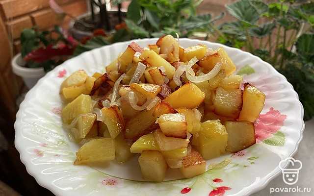 Жареная картошка с луком — Рецепт с фото