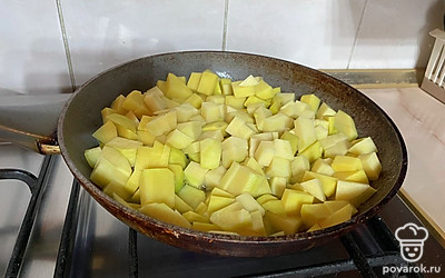 Кубиками нарежьте картофель и обжарьте на хорошо разогретой сковороде.