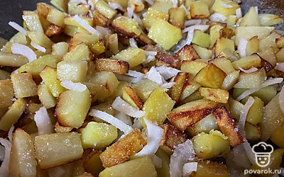 Добавьте лук, нарезанный полукольцами, когда картошка будет почти готова.