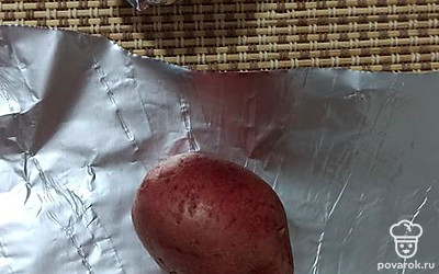 Картофель вымыть, вытереть полотенцем. Смазать клубни растительным маслом. Завернуть в фольгу.