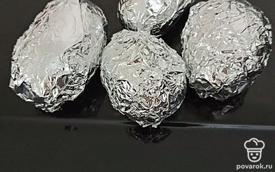 Убрать картофель в разогретую духовку. Выпекать 45 минут при температуре 180 градусов.