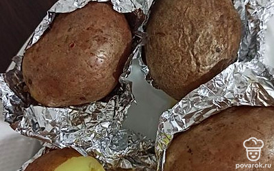 Картофель, запеченный в духовке, можно подавать к столу со сливочным маслом, добавить к нему зелень и соевый соус.