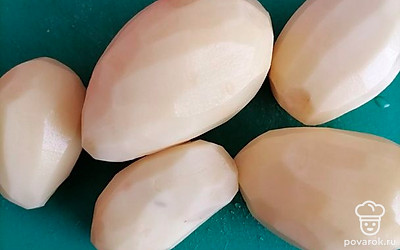 Чистим картофель, тщательно промываем.