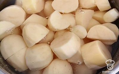 Укладываем в кастрюлю. Заливаем холодной водой, солим.