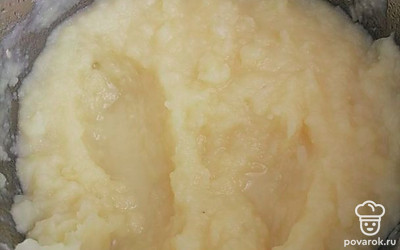 Варим до готовности. Греем сливки, масло в микроволновой печи. Все добавляем маленькими порциями в картофель и взбиваем.
