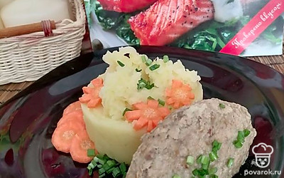 Картофельное пюре можно украсить зеленью, морковью и подавать с котлетами!