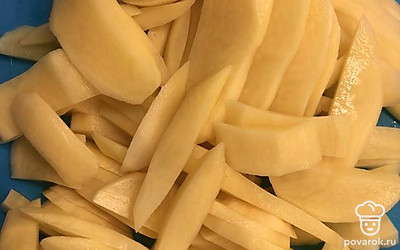 Нарезать картошку тонкими дольками.