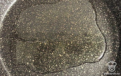 Разогреть сковородку, налить масло.