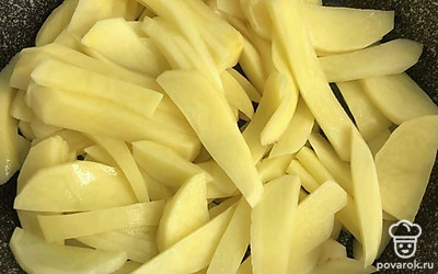 Отправить картошку на разогретую сковородку.