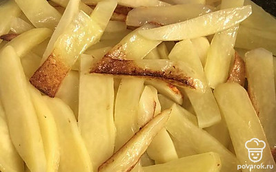 Накрыть крышкой и жарить на среднем огне. Первые несколько минут не трогать картофель и стараться нечасто перемешивать.