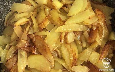 На полуготовности посолить, закрыть крышкой и дожарить до готовности.