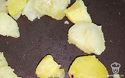 Порежьте отварной картофель на кусочки. На разогретой сковороде обжарьте.