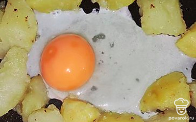Разбейте яйцо и перемешайте с картошкой.