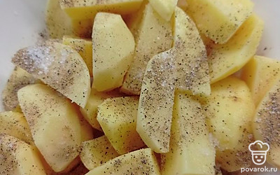 Картошку чистим, моем, нарезаем крупными дольками. Солим, перчим по вкусу.