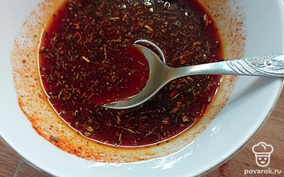 В растительном масле размешиваем паприку. Можно добавить ваши любимые специи.