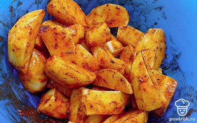 В картошку добавляем масло с специями, все размешиваем. Запекаем картофель в духовке до готовности.