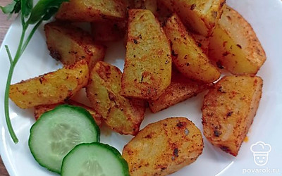 Подаем картофель как самостоятельное блюдо, дополняем овощами и зеленью.