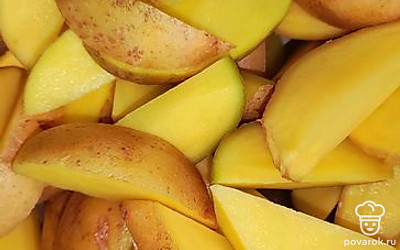 Картофель тщательно помойте и нарежьте на крупные ломтики.