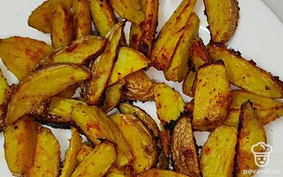 Готовый картофель по-деревенски подавайте с соусом тартар.