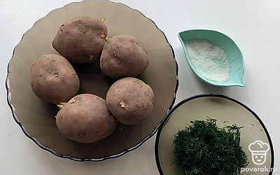 Подготовим продукты. Нарежем мелко укроп. Выберем картошку средних размеров.