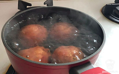 Картошку помоем и сварим в кожуре. 