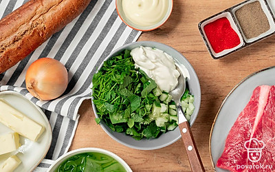 Займитесь соусом. Кубики огурца выложите в миску, добавьте измельченную зелень, майонез и сметану. Натрите немного цедры лайма, выжмите небольшое количество сока. Приправьте солью, перцем, перемешайте.