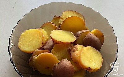 Нарежем кружочками прямо так, не очищая. «Замаринуем» картошечку, посыпав солью и чесночным перцем. Оставим минуты на 2.