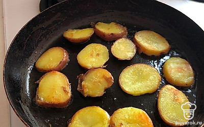 Теперь обжарим кружочки на растительном масле и в конце жарки посыпем укропом. Обалденная картошечка готова!