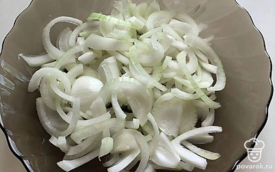 Лук чистим и шинкуем соломкой.
