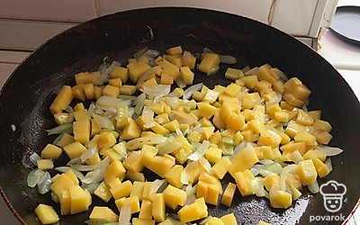 Картошку и лук обжариваем на растительном масле до золотистого цвета.