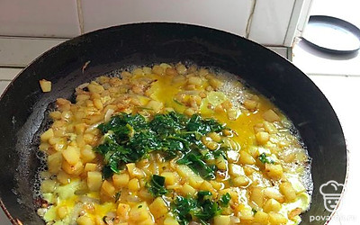 Как только картошка станет мягкой, вливаем взбитые яйца и все перемешиваем. Яйца должны подрумяниться.