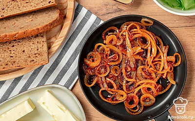 Подготовьте лук. Репчатый лук обжарьте в течение 3-4 минут на сковороде с маслом, паприкой и сахаром.