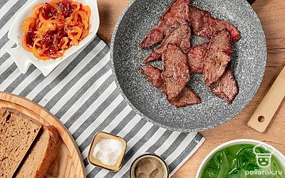 Обжарьте говядину. Мясо нарежьте пластинами поперек волокон. Приправьте солью и перцем, обжарьте на сковороде с маслом в течение 2-3 минут с каждой стороны.