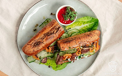 Багет с филе говядины разрежьте на части, заколите шкпажками. Подайте к столу с горчицей.