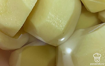 Почистить картошку и помыть, варить 25 минут.