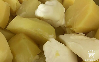 После того, как картошка сварилась, добавить масло и посолить.