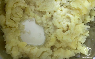 Долить молоко. Измельчать картофель до устранения комочков.