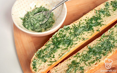 Подготовьте багеты. Укроп мелко нарежьте, смешайте со сливочным маслом. Багет разрежьте вдоль, промажьте полученной смесью, выложите на противень и отправьте в духовку на 3-5 минут.