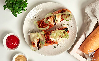 Багет со свиным фаршем выложите на широкую плоскую тарелку, подайте к столу с горчицей.