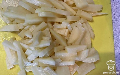 Картофель мелко нарезаем.