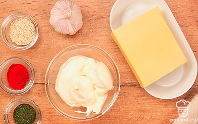 Натрите сыр на мелкой терке. Вымойте и измельчите укроп.