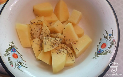 Картошку чистим и нарезаем. Добавляем прованские травы и соль. 