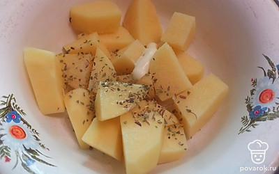 К картошке добавляем растительное масло и столовый хрен. Все перемешиваем. 