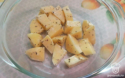 Выкладываем картошку в форму для запекания и ставим в разогретую до 180 градусов духовку на 30-35 минут. 